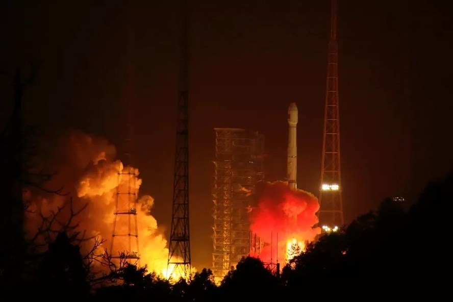  Tên lửa Trường Chinh 3B mang 2 vệ tinh Bắc Đẩu phóng từ trung tâm ở Tứ Xuyên hôm 12.1. Ảnh: Xinhua.