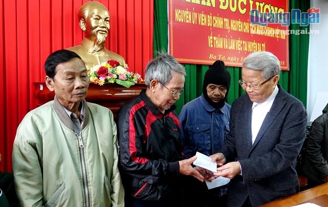 Nguyên Chủ tịch nước Trần Đức Lương trao quà cho các hộ gia đình chính sách, hộ nghèo ở huyện Ba Tơ