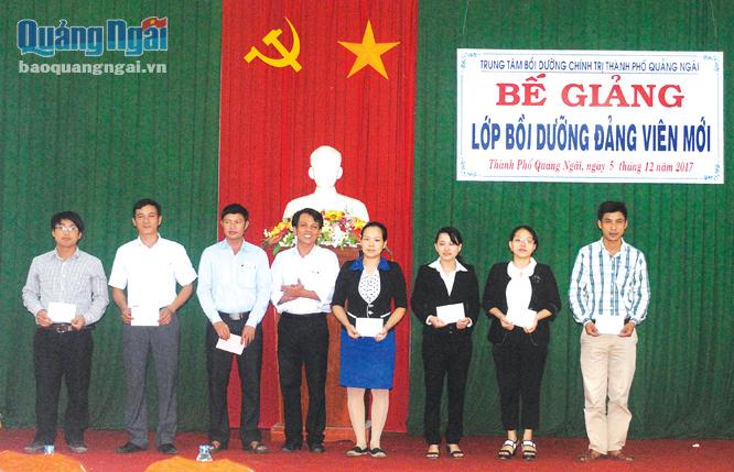 Trung tâm Bồi dưỡng chính trị TP.Quảng Ngãi tổ chức trao chứng chỉ cho học viên học lớp bồi dưỡng đối tượng Đảng.