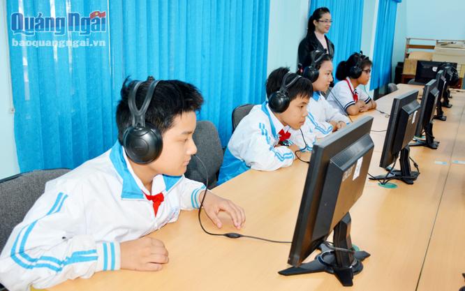 Học sinh Trường THCS Nguyễn Trãi (Mộ Đức) trong tiết học tiếng Anh.