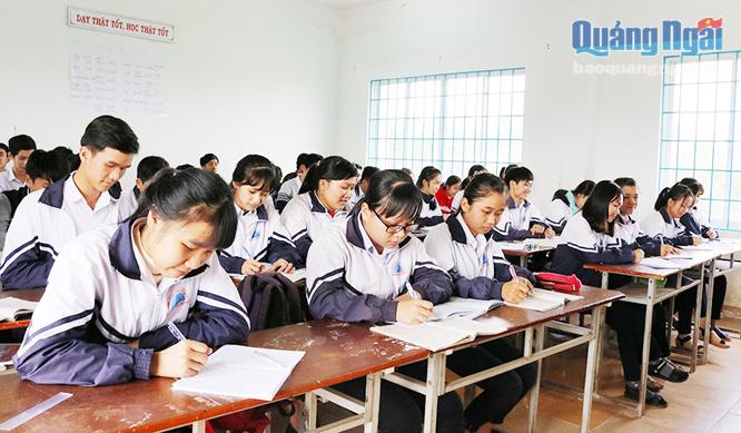 Áp dụng Chương trình giáo dục phổ thông mới sẽ giúp người học chủ động phát huy năng lực bản thân. Trong ảnh: Học sinh Trường THPT Phạm Văn Đồng trong giờ học.