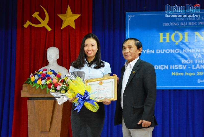 TS Nguyễn Đăng Vũ - Hiệu trưởng nhà trường trao Giấy khen cho sinh viên 