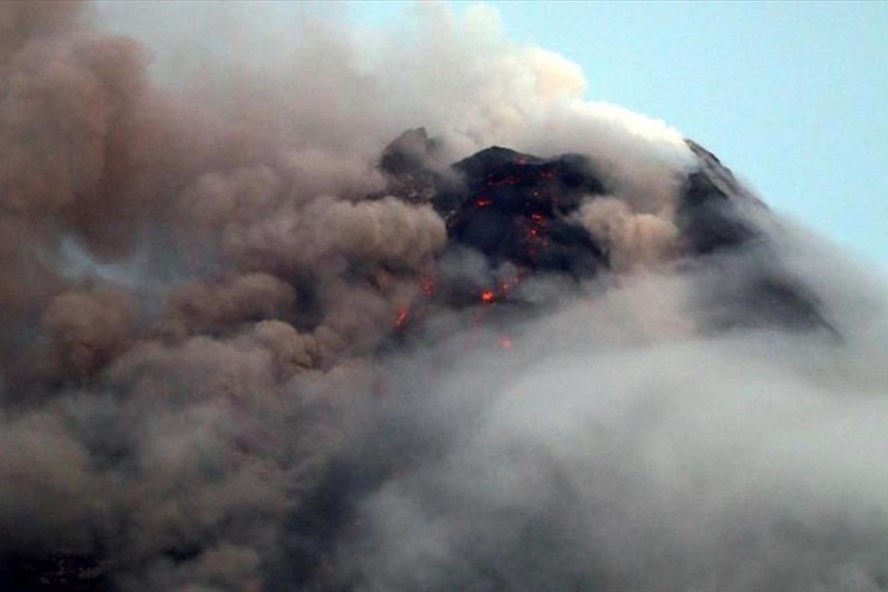  Núi lửa Mayon phun trào. Ảnh: Reuters