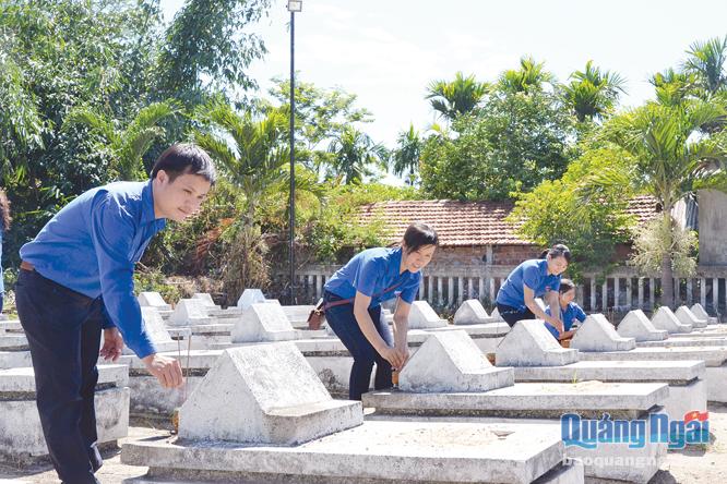 Đoàn viên thanh niên thắp hương tại Nghĩa trang liệt sĩ xã Tịnh Khê (TP.Quảng Ngãi).