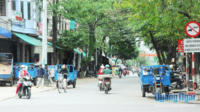   Những chiếc xe ba bánh đậu tại nút giao thông Quang Trung - Nguyễn Tự Tân chờ chở hàng.