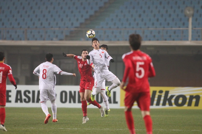  U23 Việt Nam (áo trắng) cầm hòa U23 Syria để lần đầu tiên vào tứ kết