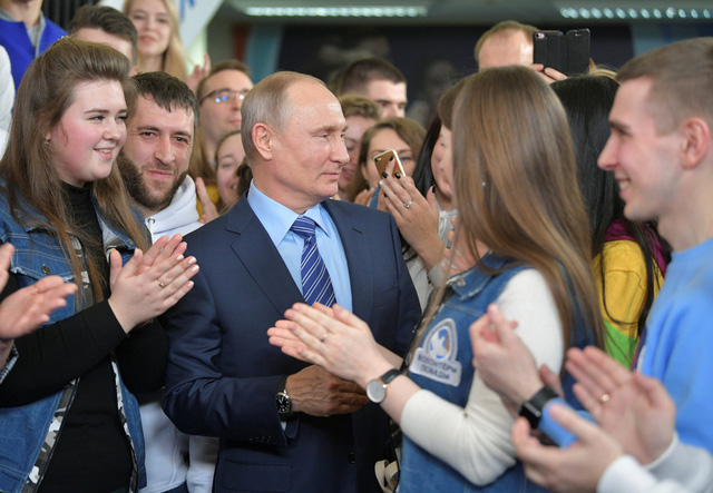 Ông Putin gặp các tình nguyện viên hỗ trợ chiến dịch tranh cử của ông ngày 10-1 tại Mátxcơva - Ảnh: REUTERS