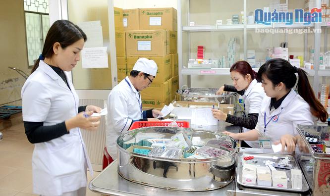 Nhân viên Khoa Dược và cán bộ điều dưỡng Bệnh viện Đa khoa tỉnh kiểm tra lại đơn thuốc trước khi cấp phát cho bệnh nhân.