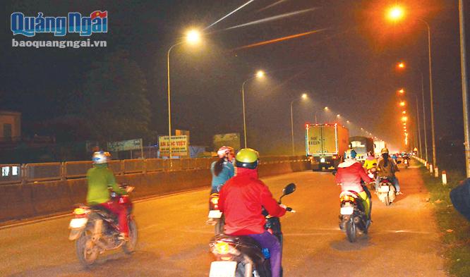 Công nhân KCN VSIP đi lại an toàn hơn vào ban đêm từ khi hệ thống đèn chiếu sáng trên Quốc lộ 1 đưa vào hoạt động.