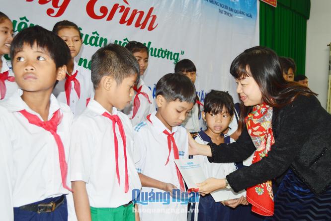  Đại diện nhóm Những người bạn Quảng Ngãi tại TP.Hồ Chí Minh trao quà Tết cho người dân huyện Sơn Hà.