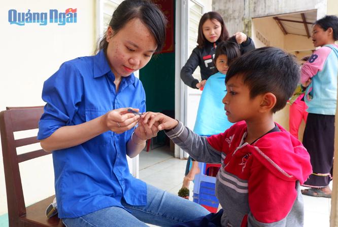 Ngoài việc tặng quà, đoàn viên, thanh niên thị trấn Chợ Chùa (Nghĩa Hành) còn chăm sóc cho những em nhỏ ở thôn Gò Chè, xã Long Sơn (Minh Long).