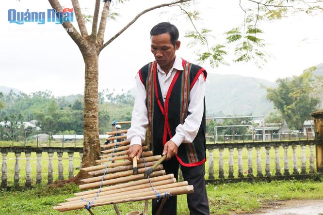 Anh Đinh Văn Sơn tự tay làm cây đàn tre, để biểu diễn văn nghệ.