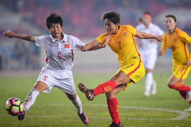 ĐT nữ Việt Nam (áo trắng) mở màn không thành công tại cúp Tứ Hùng 2018