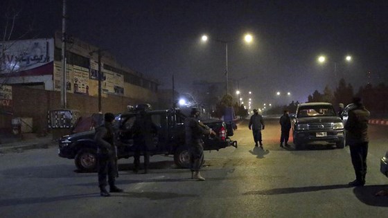 Cảnh sát Afghanistan phong tỏa đường phố gần khách sạn Intercontinental ở Kabul sau vụ tấn công tối 20-1-2018. Ảnh: AP