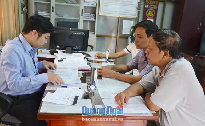 Người dân đến nhận thông báo nghĩa vụ tài chính về đất đai tại Chi cục Thuế TP.Quảng Ngãi.