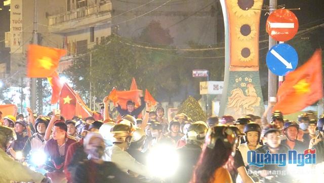 Hàng ngàn người hâm mộ Quảng Ngãi đổ ra các tuyến đường mừng chiến thắng lịch sử của U 23 Việt Nam