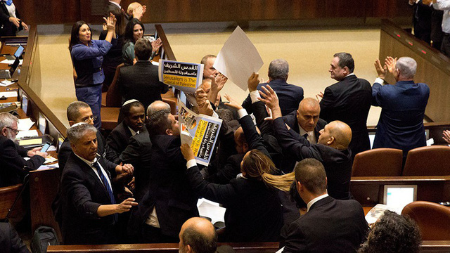  Ẩu đả bên trong quốc hội Israel trong lúc Phó Tổng thống Mỹ Mike Pence phát biểu. (Ảnh: Reuters)