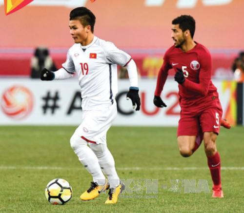 Pha đi bóng của tiền vệ Nguyễn Quang Hải (trái) trong trận đấu bán kết gặp U23 Qatar. Ảnh: Fox Sports Asia