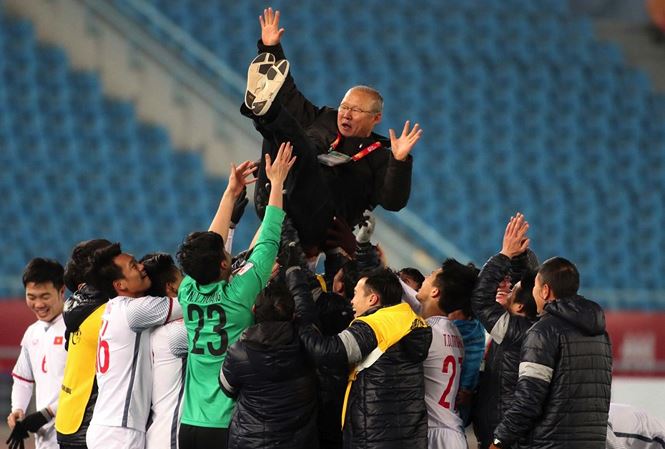 HLV Park Hang Seo và U23 Việt Nam ăn mừng chiến thắng trước Qatar hôm 23-1.
