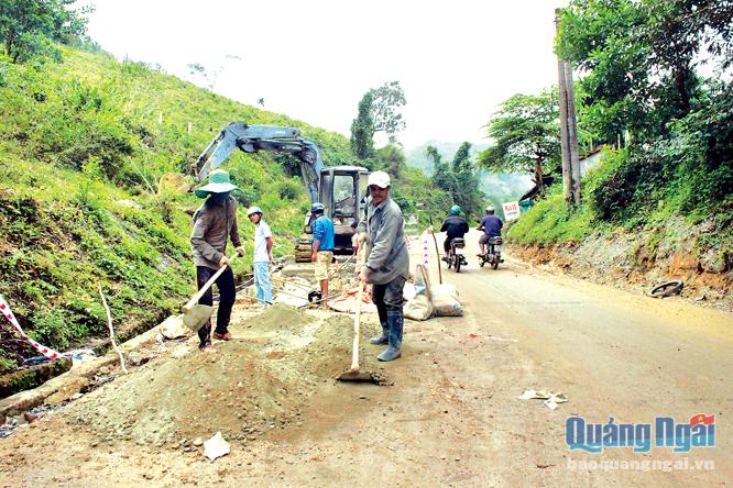  Tu sửa tuyến đường dẫn về huyện Sơn Tây để phục vụ nhân dân đi lại thuận tiện trong dịp Tết sắp đến. ảnh: P.DANH