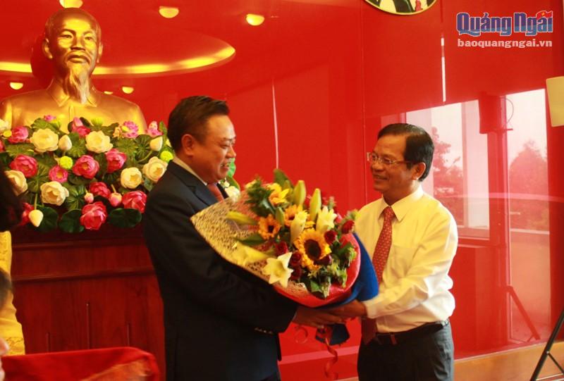 Đồng chí Lê Viết Chữ tặng hoa chúc mừng đồng chí Nguyễn Sỹ Thanh về thă và làm việc tại Quãng Ngãi.