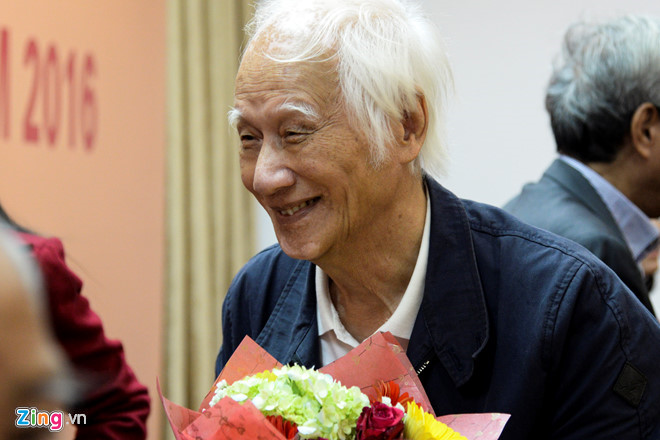 Nhà văn Vũ Hùng khi nhận giải Sách Việt Nam năm 2016.