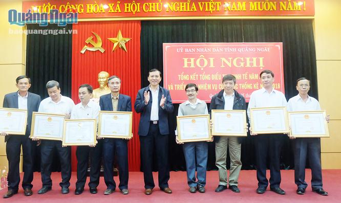  Phó Chủ tịch UBND tỉnh Phạm Trường Thọ trao Bằng khen cho các cá nhân, tập thể đạt thành tích xuất sắc trong Tổng điều tra kinh tế năm 2017.