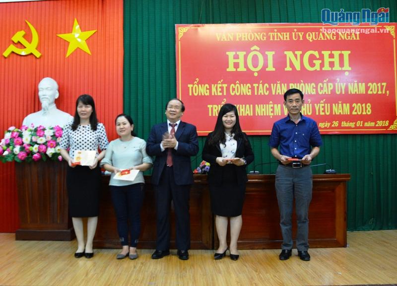 Phó Bí thư Thường trực Tỉnh ủy Nguyễn Thanh Quang trao Kỉ niệm chương cho các cá nhân.
