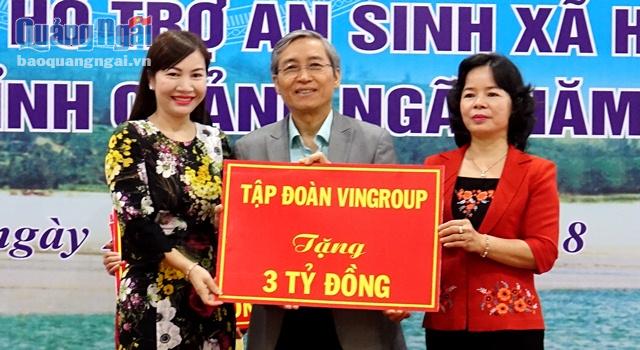 Chủ tịch UBMTTQ VN tỉnh Lê Quang Thích và Phó Trưởng đoàn chuyên trách Đoàn ĐBQH tỉnh tiếp nhận hỗ trợ từ các tổ chức, cá nhân