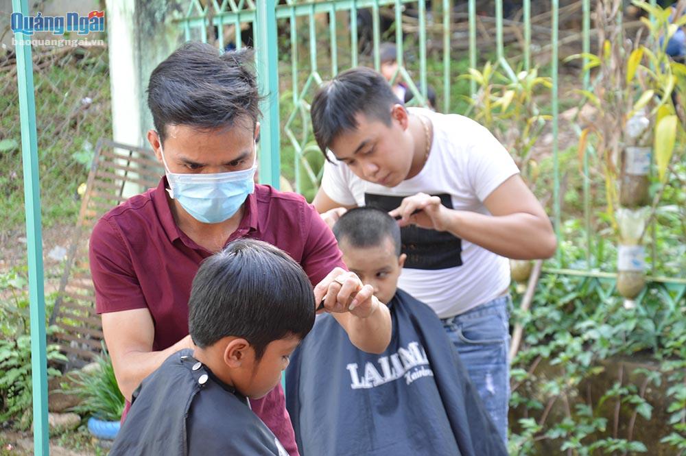 ĐVTN tham gia hớt tóc cho trẻ em xã Sơn Trung