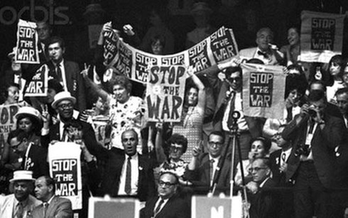 Những người biểu tình đòi chấm dứt chiến tranh tại Việt Nam trước cửa Đại hội toàn quốc Đảng Dân chủ Mỹ tại Chicago năm 1968. Ảnh: Arthur Rothstein