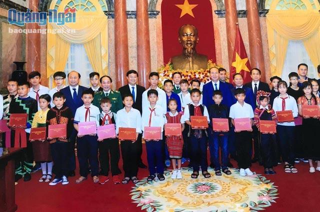 em Nguyễn Hữu Huy (hàng đầu, thứ 4 từ trái qua) đã trở thành học sinh xuất sắc được Chủ tịch nước Trần Đại Quang tặng phần thưởng