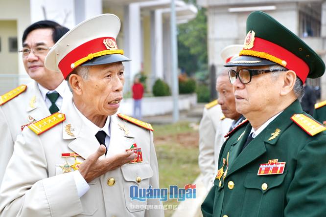 Đại tá Phan Long Châu (bên trái) và đại tá Đặng Kim Cương cùng nhau nhớ về trận đánh Xuân Mậu Thân 1968. ẢNH: P.V