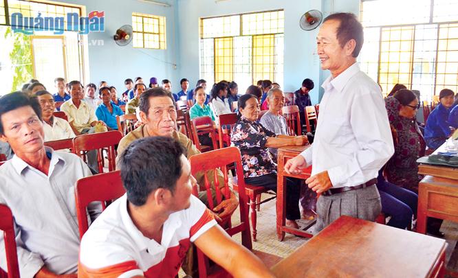 Lãnh đạo Ban Tuyên giáo (Hội CCB tỉnh) nói chuyện thời sự về biển, đảo với  nhân dân xã Bình Thuận (Bình Sơn).