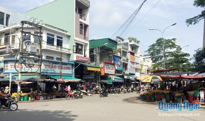 Các tuyến đường xung quanh chợ Quảng Ngãi thông thoáng hơn sau khi lực lượng chức năng ra quân lập lại trật tự đô thị.
