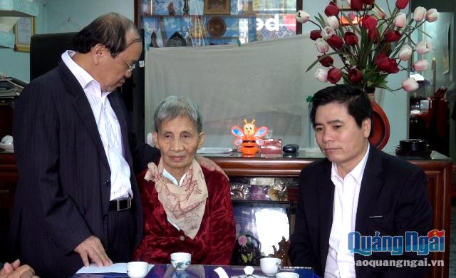Phó Bí thư Thường trực Tỉnh ủy Nguyễn Thanh Quang thăm hỏi sức khỏe người thân của gia đình đồng chí Trần Vỹ