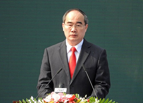Thay mặt lãnh đạo Đảng, Nhà nước, MTTQ Việt Nam, Bí thư Thành ủy TPHCM Nguyễn Thiện Nhân đọc diễn văn tại buổi lễ.