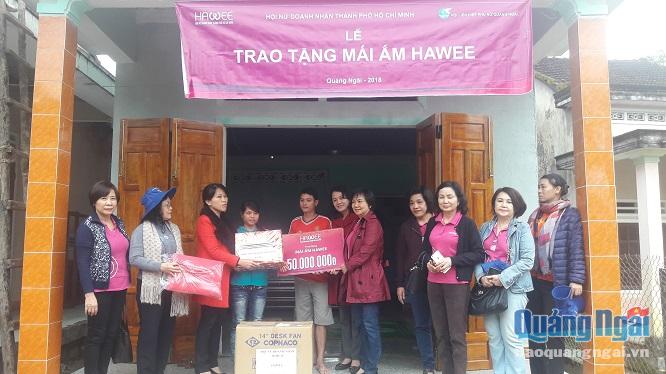 Đại diện Hội nữ Doanh nhân Tp Hồ Chí Minh cùng chính quyền địa phương chung vui với gia đình bên ngôi nhà mới.