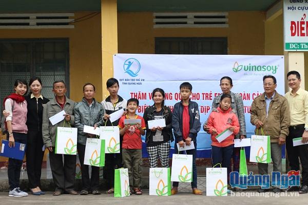 Vinasoy trao quà cho trẻ em khuyết tật xã Tịnh Thọ - Sơn Tịnh