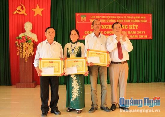 Ông Nguyễn Thanh Tịnh- Giám đốc Trung tâm dưỡng sinh tỉnh trao giấy khen cho các cá nhân xuất sắc. 