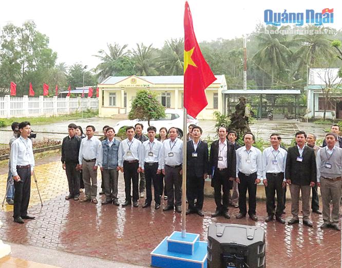 Buổi sinh hoạt dưới cờ của cán bộ, đảng viên xã Bình Đông (Bình Sơn).                                      Ảnh: Th.Thuận