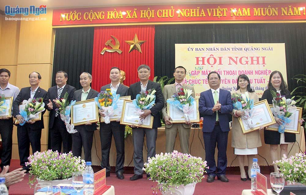 Bí thư Tỉnh ủy Lê Viết Chữ và Phó Chủ tịch Thường trực UBND tỉnh Nguyễn Tăng Bính trao bằng khen của UBND tỉnh cho các tập thể