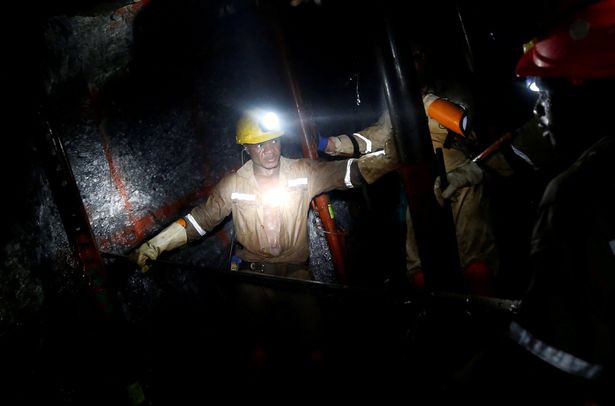 Công nhân làm việc bên dưới một mỏ vàng tại Nam Phi - Ảnh: Reuters