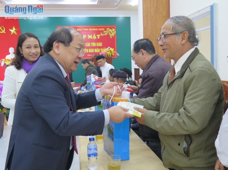 Phó Bí thư Thường trực Tỉnh ủy Nguyễn Thanh Quang tặng  quà cho các chức sắc tiêu biểu.
