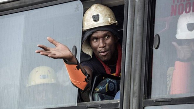 Một trong số thợ mỏ vẫy chào mọi người sau khi được giải cứu - Ảnh: AFP