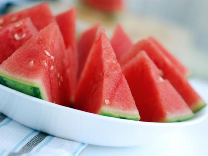 Dưa hấu không chỉ là thứ quả rất được ưa chuộng trong ngày hè. Chúng ta thích ăn dưa hấu không chỉ vì vị ngọt mát của nó, mà còn vì nhiều lợi ích hấp dẫn mà dưa hấu đem lại.