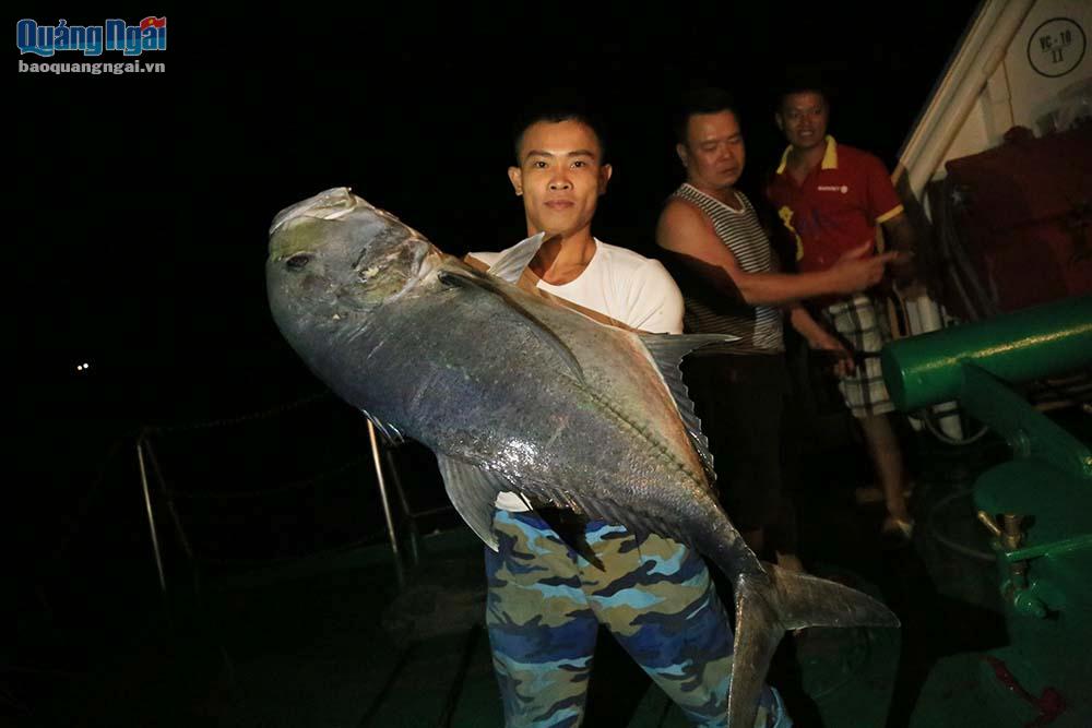 Một chiến sĩ khoe “chiến lợi phẩm” là một con cá thu đao nặng trên 20kg