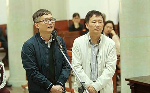 Trịnh Xuân Thanh (áo trắng) và Đinh Mạnh Thắng tại phiên toà sơ thẩm xét xử vụ án Tham ô tài sản xảy ra tại PVP Land (Ảnh: TTXVN)