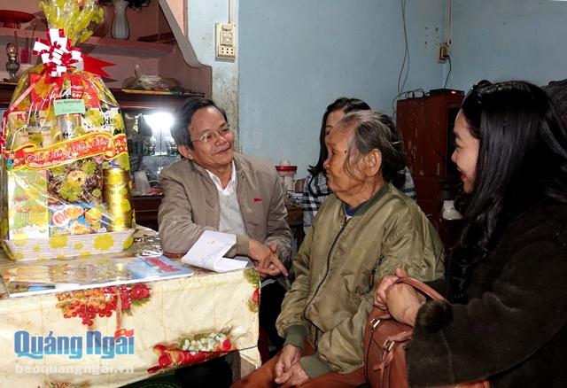 Lãnh đạo và phóng viên Báo Quảng Ngãi thăm chúc Tết Mẹ VNAH Nguyễn Thị Đặt