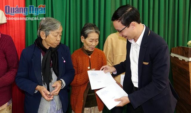 Tổng Biên tập Báo Quảng Ngãi Huỳnh Đức Minh trao quà Tết cho các hộ nghèo ở phường Nghĩa Lộ
